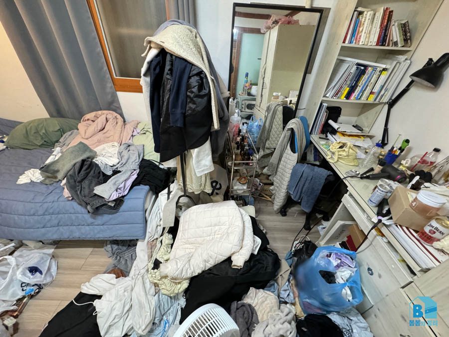 금천구 독산동 쓰레기집 배달음식과 옷가지가 쌓인 방 청소 전