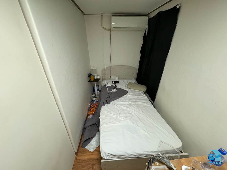 전농동 쓰레기집 침실 바닥에 버려진 일회용기 청소 전