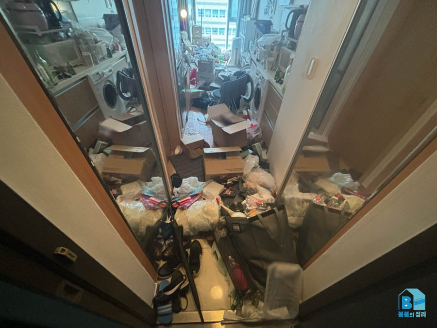 도봉동 오피스텔 현관 출입로를 막은 생활쓰레기 정리 전 모습
