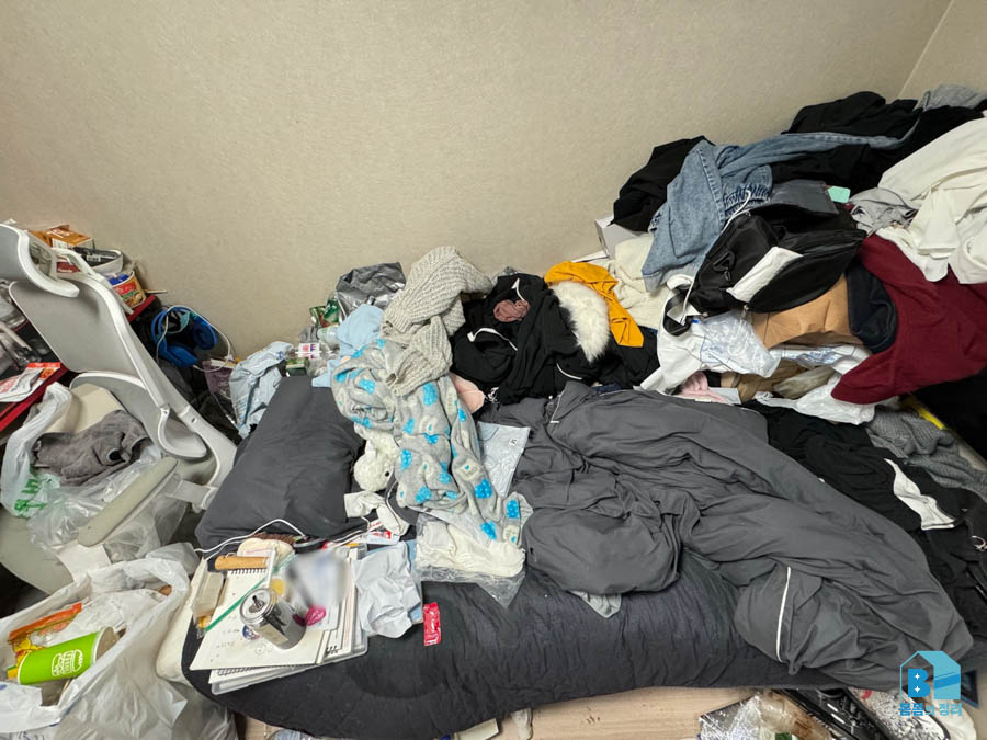 강서구 우장산동 침대와 바닥에 옷가지와 생활쓰레기가 쌓인 방 청소 전