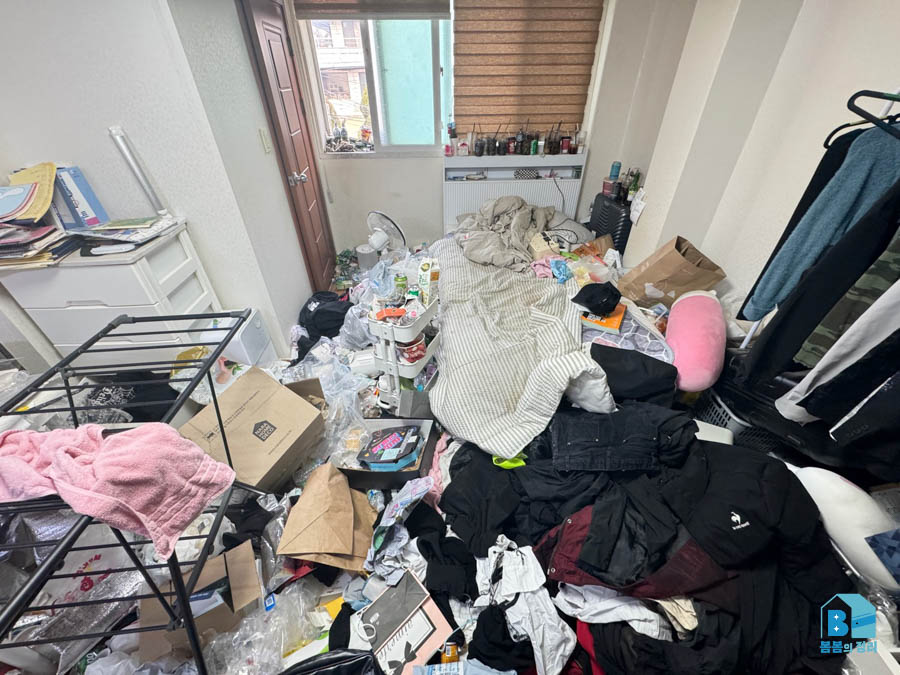 강서구 가양동 쓰레기집 청소 담배꽁초와 잡동사니가 쌓인 원룸 작업 전