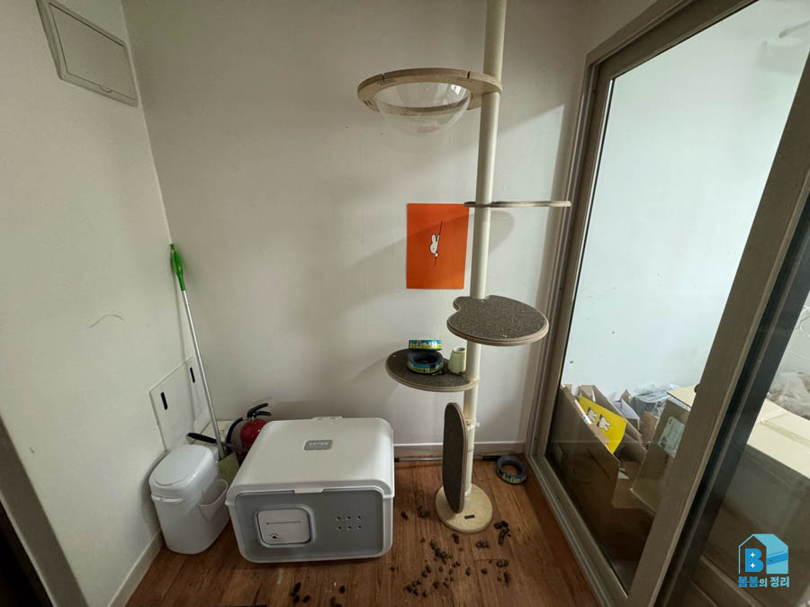 은평구 신사동 반려동물 배설물이 있는 베란다 청소 전