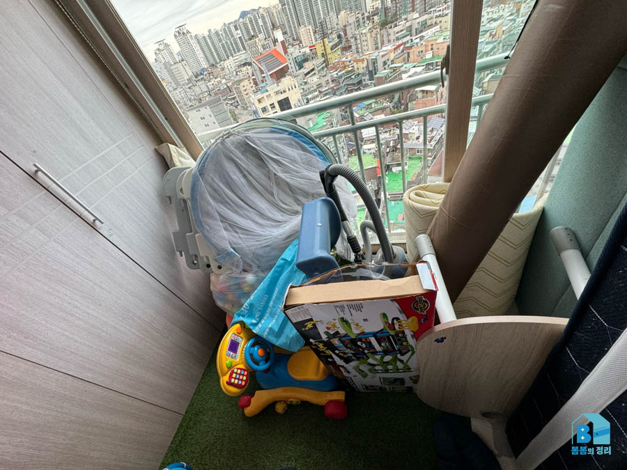 은평구 신사동 베란다에 장기간 적치된 묵은짐 정리 전