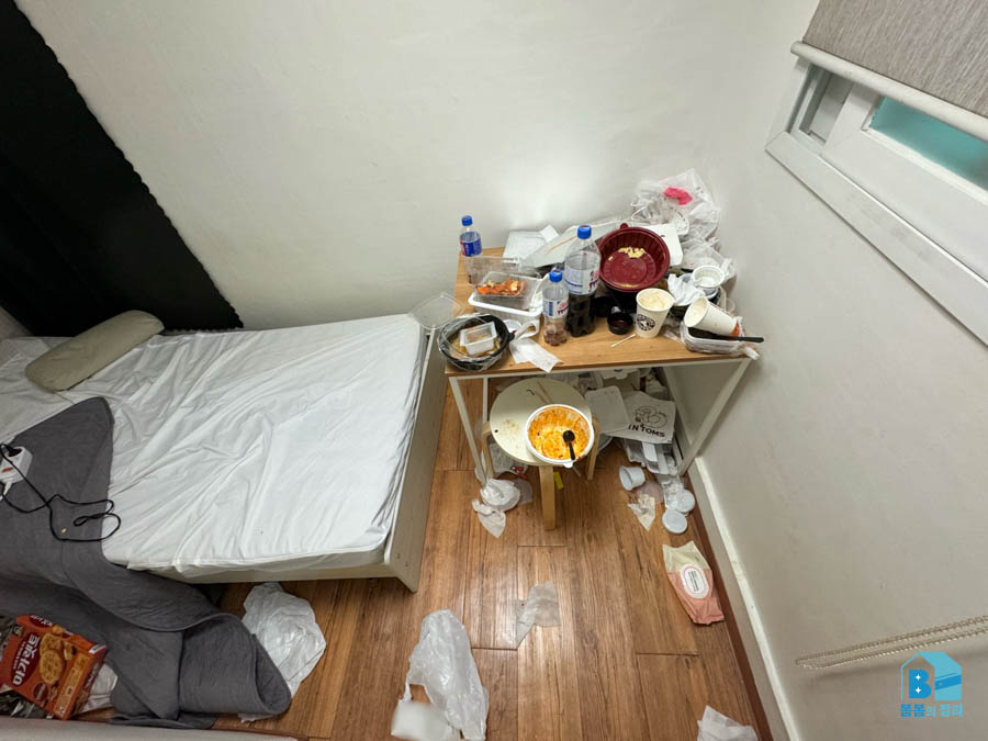 전농동 쓰레기집 침실 테이블에 쌓인 배달용기 청소 전
