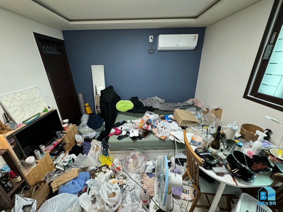 서대문구 홍제동 쓰레기집 침대 위까지 옷가지와 생활쓰레기가 쌓인 방 정리 전