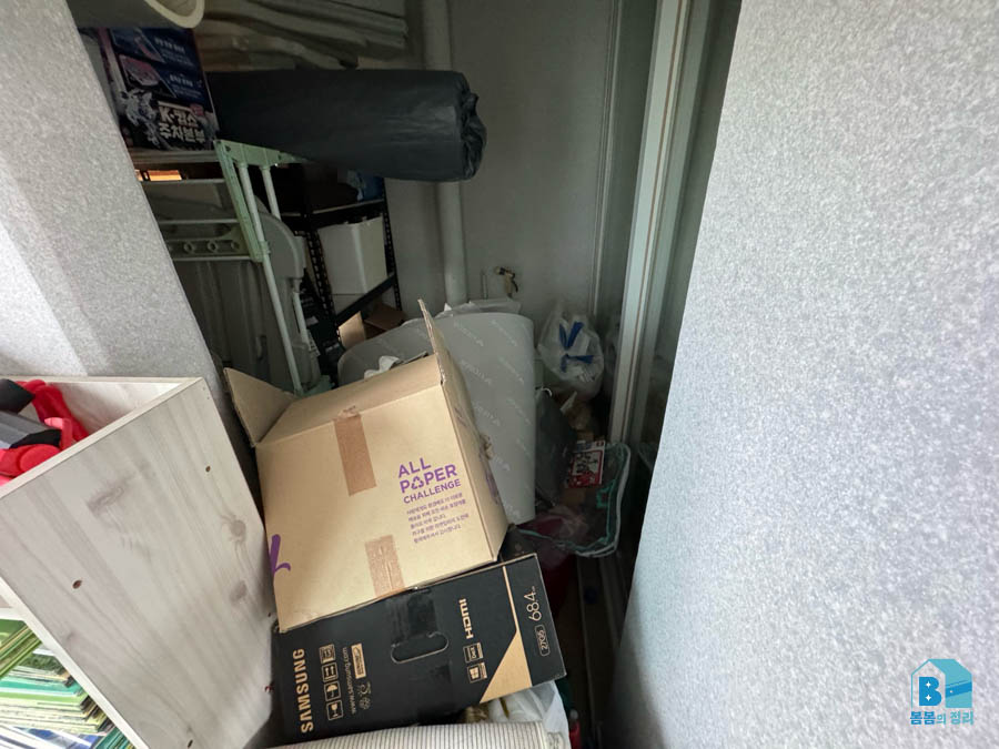 은평구 신사동 창문을 가릴 정도로 쌓인 폐기물 정리 전