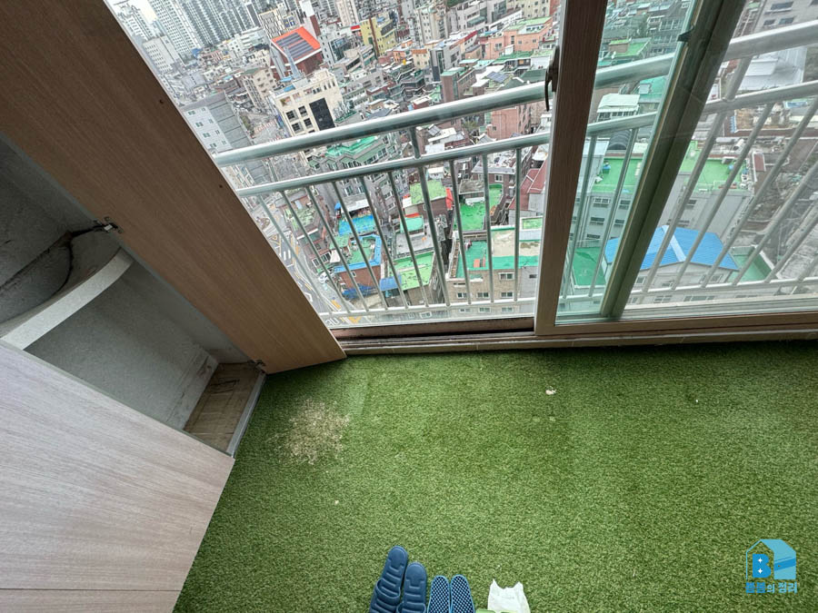 은평구 신사동 폐기물수거 후 시야가 확보된 베란다