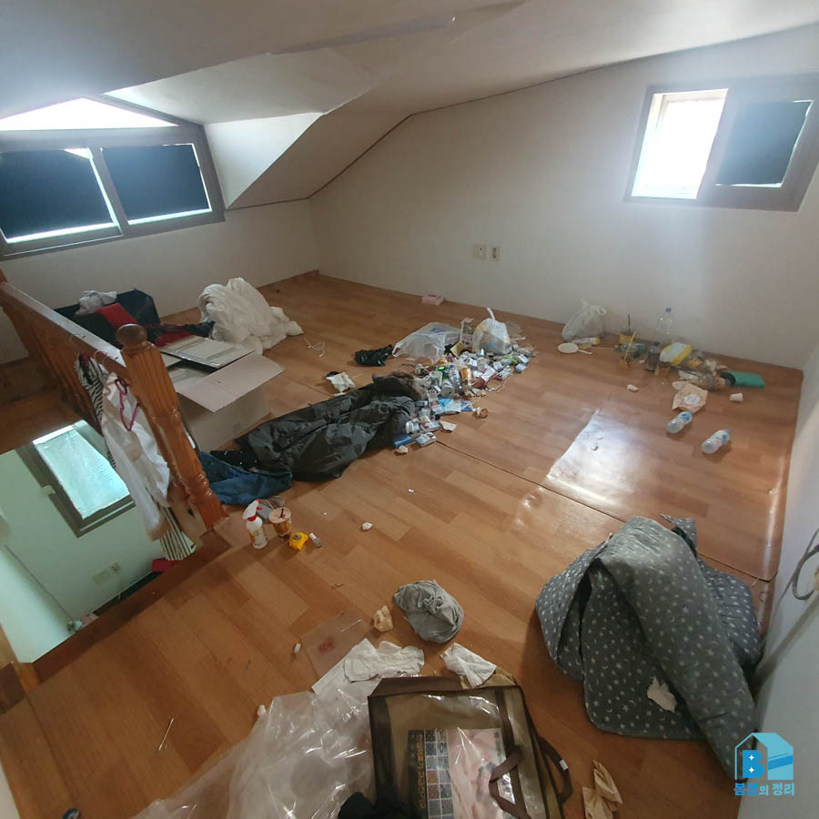 노량진 복층 원룸 쓰레기집 청소 상부 공간 잡동사니 정리 전
