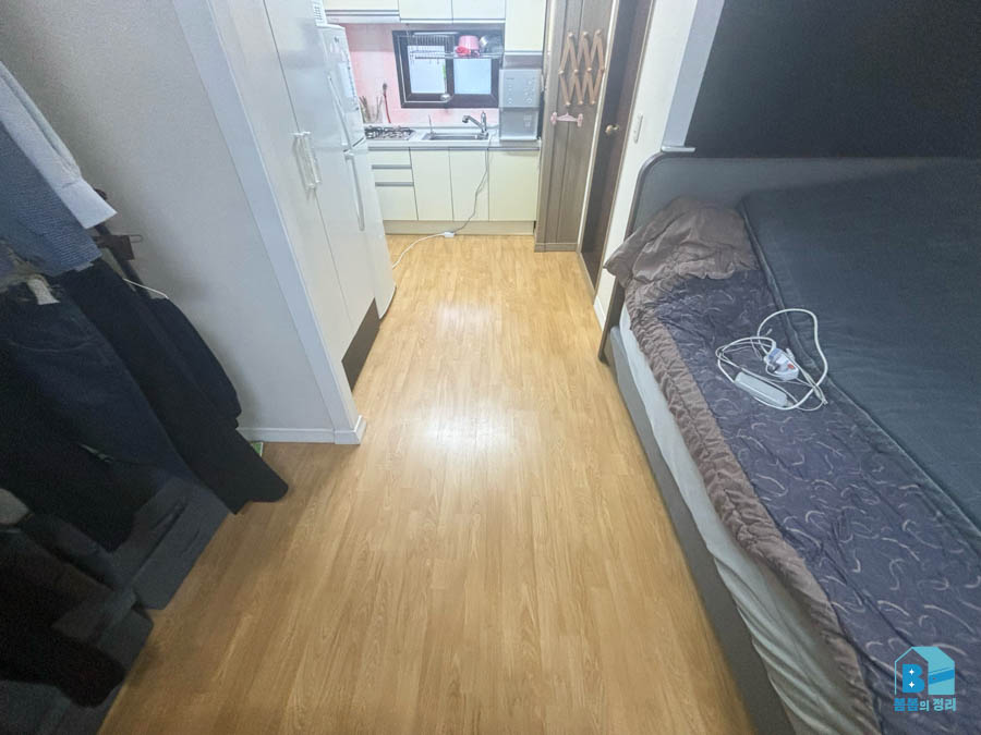 오산시 쓰레기집 청소 바닥이 드러난 내부 공간