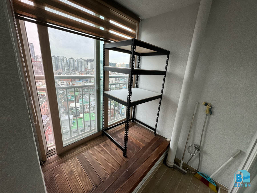 은평구 신사동 묵은짐 반출 후 넓어진 베란다 공간