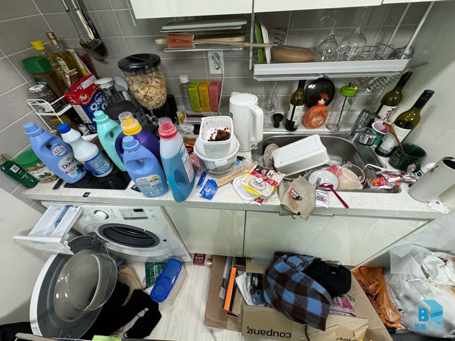 서대문구 홍제동 쓰레기집 조리 후 식기와 세제가 쌓인 싱크대 정리 전