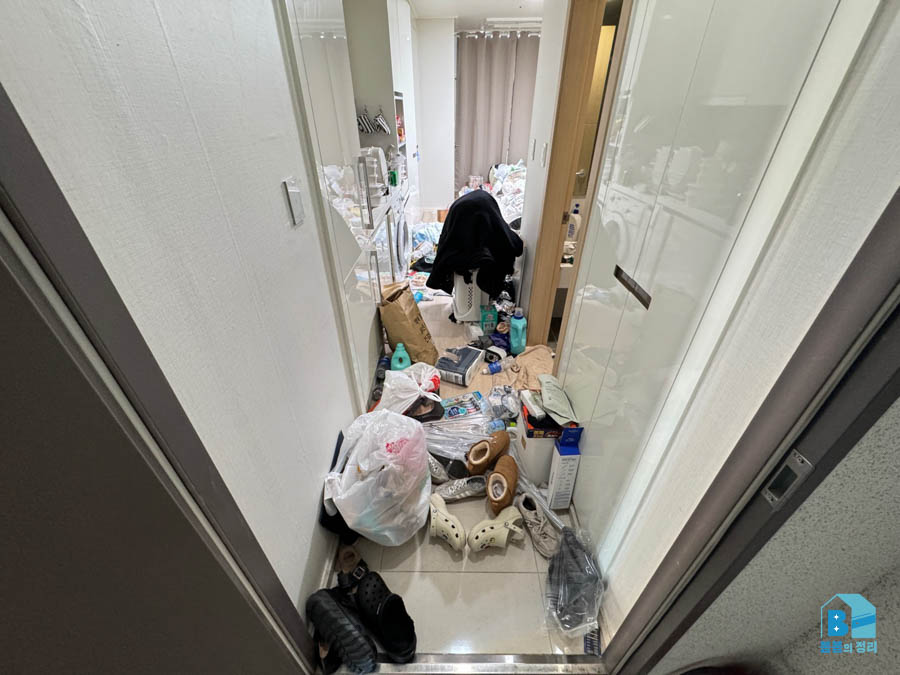 마포구 상암동 쓰레기집 청소 현관 바닥에 흩어진 신발과 쓰레기 정리 전