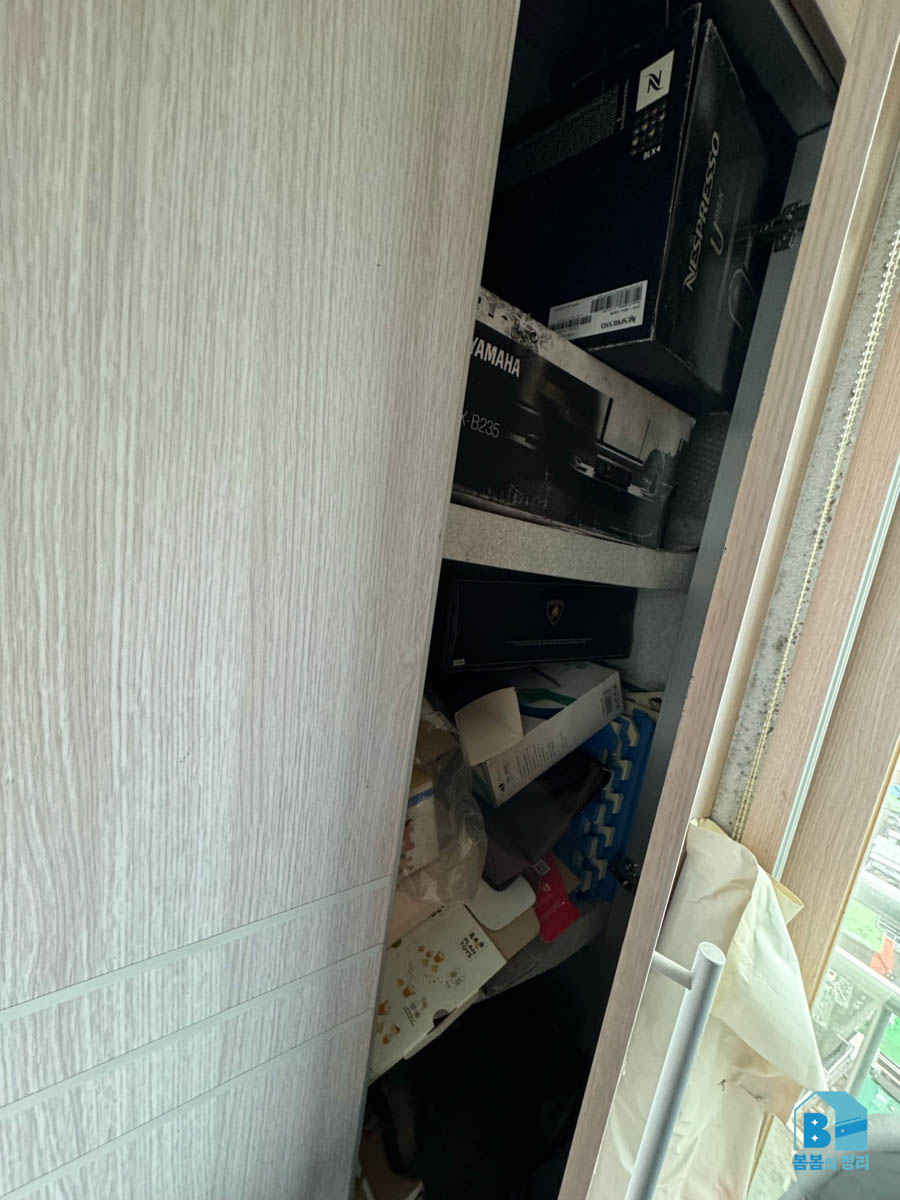 은평구 신사동 오래 방치된 베란다 짐 정리 전 모습