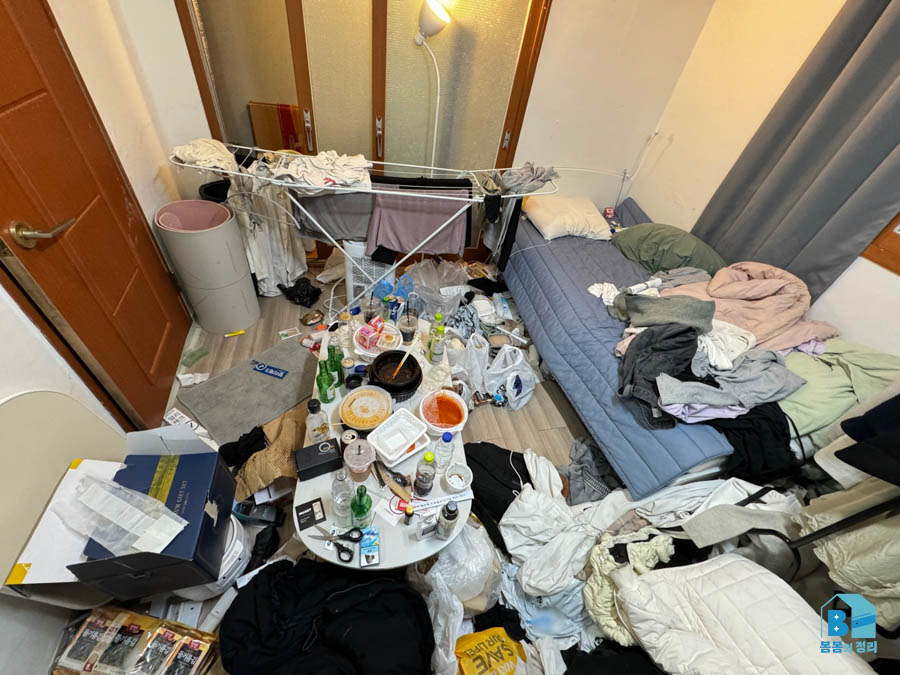 금천구 독산동 쓰레기집 옷가지와 생활쓰레기가 쌓인 방 청소 전