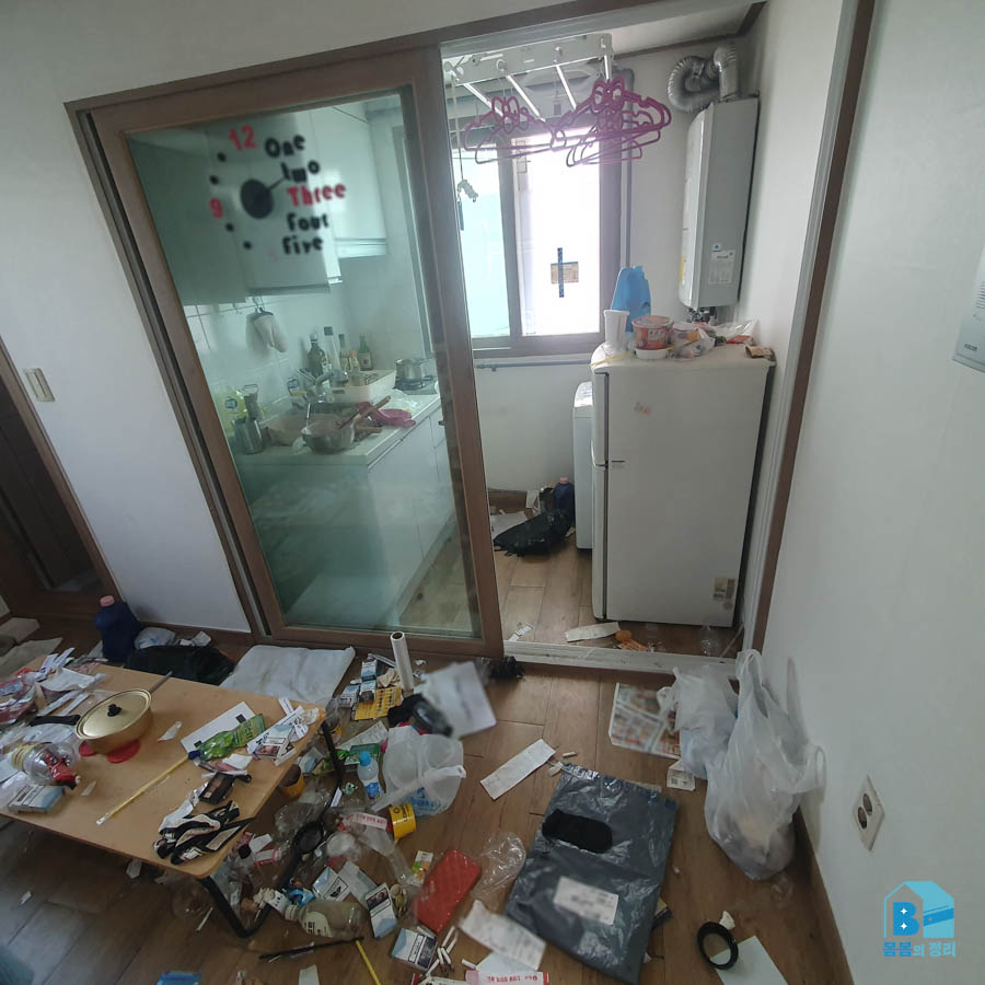 동작구 쓰레기집 청소 거실 바닥 담배곽과 비닐 쓰레기 정리 전