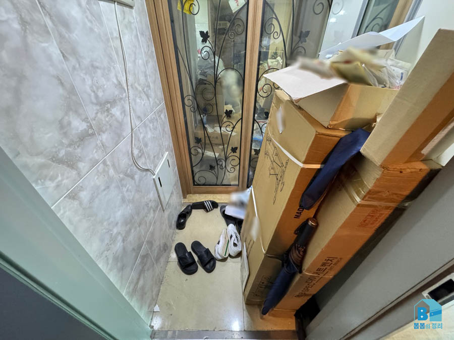 경기광주 장지동 쓰레기집 청소 현관 작업 전 택배상자와 재활용품이 쌓인 모습