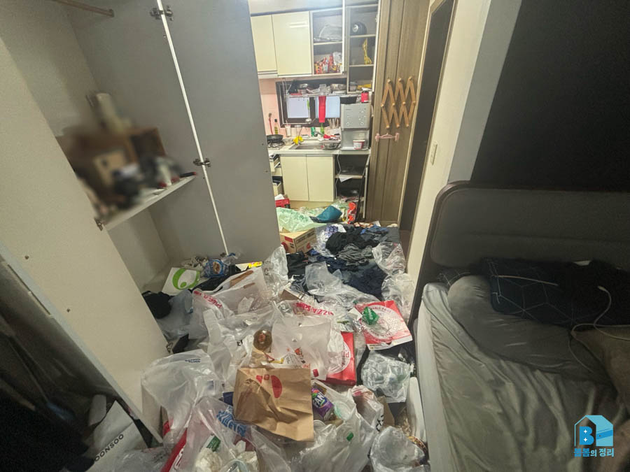 오산시 쓰레기집 청소 생활쓰레기와 옷더미가 쌓인 내부