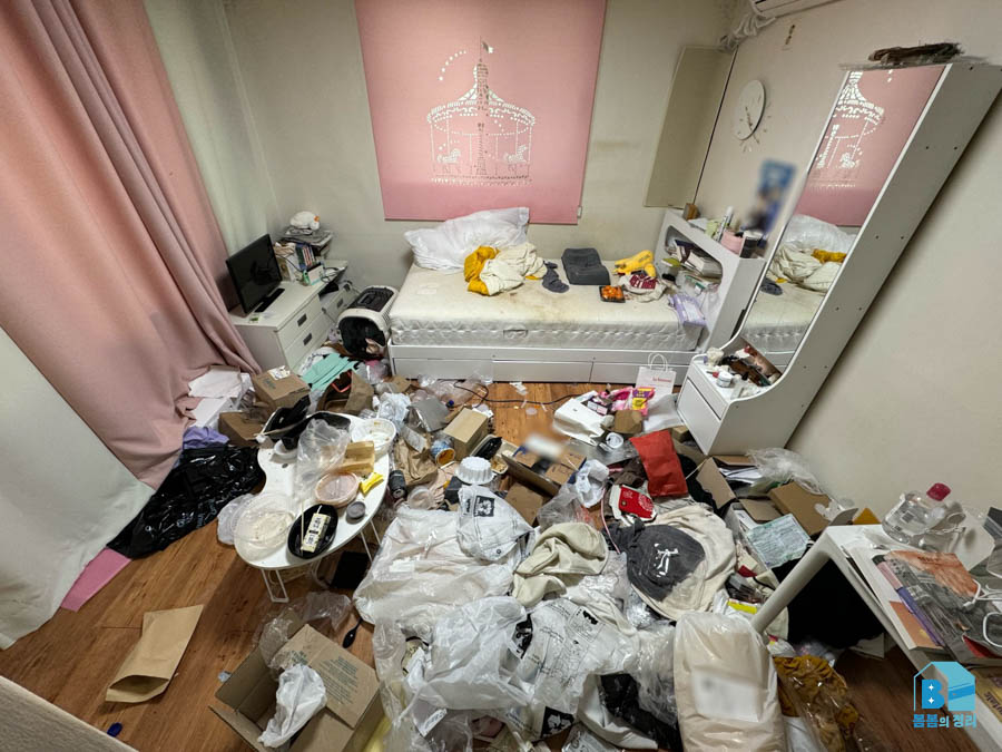 은평구 신사동 생활쓰레기와 옷가지가 쌓인 방 청소 전