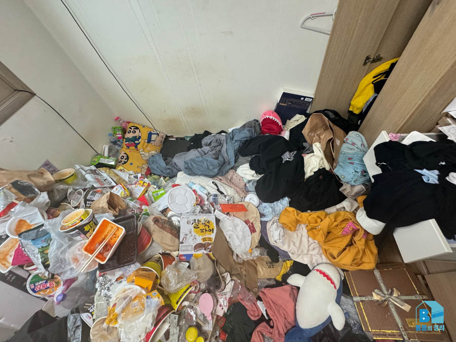 파주시 문산읍 배달용기가 쌓인 쓰레기집 청소 전
