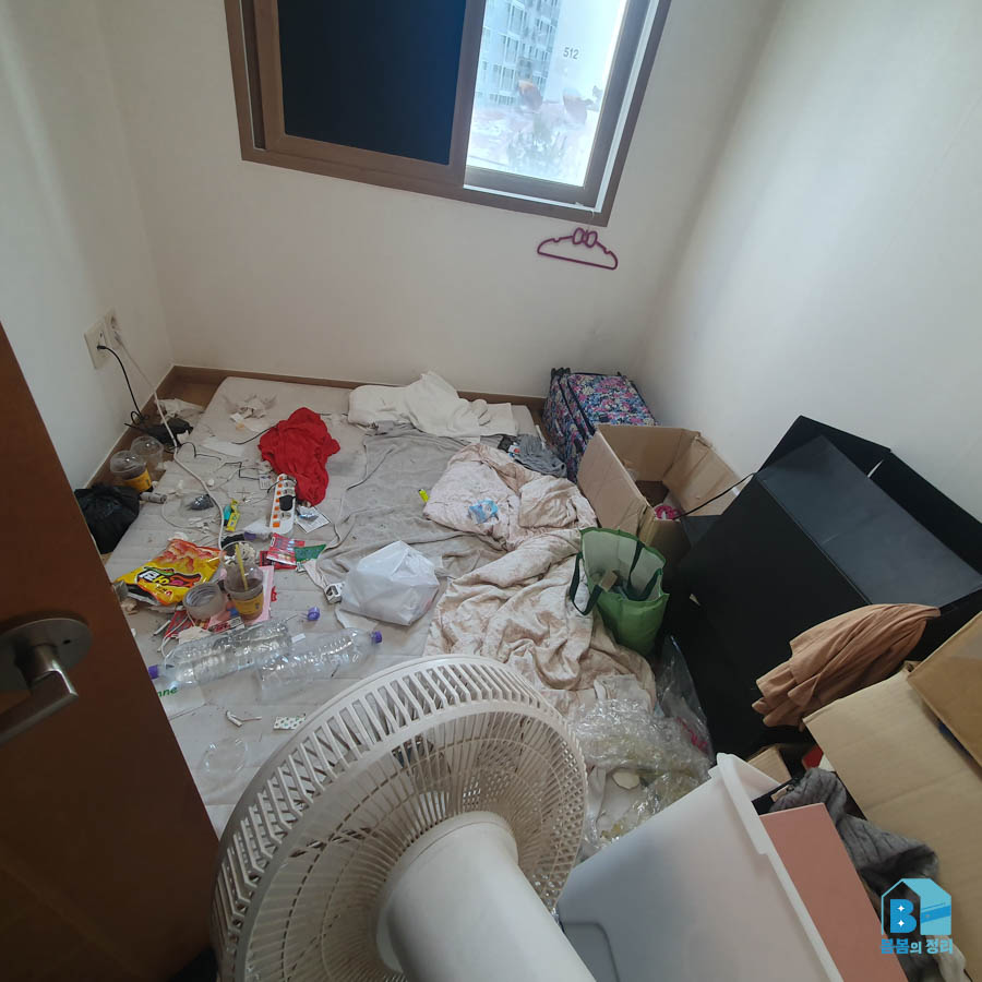 노량진 원룸 쓰레기집 청소 침실 이불 위 배달용기 정리 전