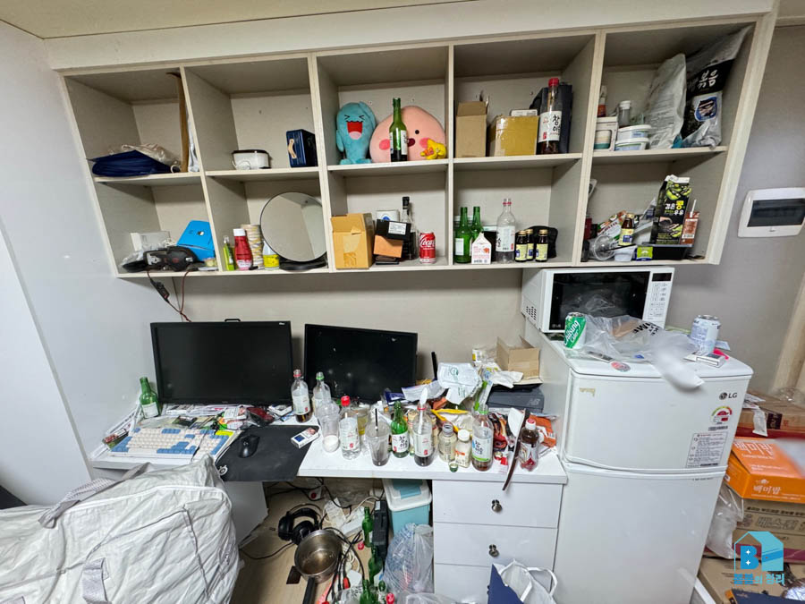 관악구 보라매동 쓰레기집 책상 음료용기와 술병 청소 전