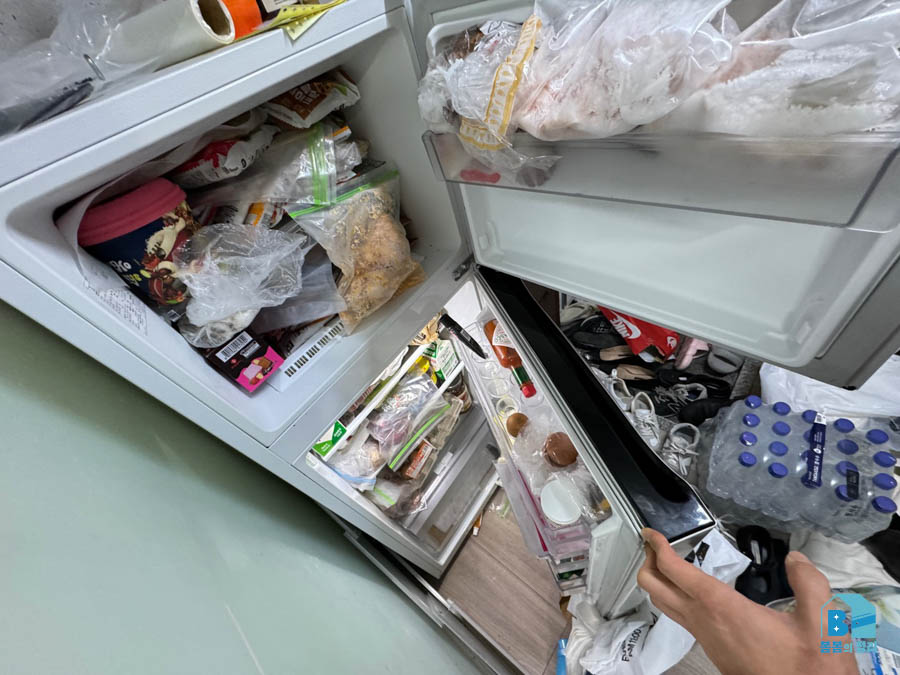 금천구 독산동 쓰레기집 음식물이 가득한 냉장고 청소 전