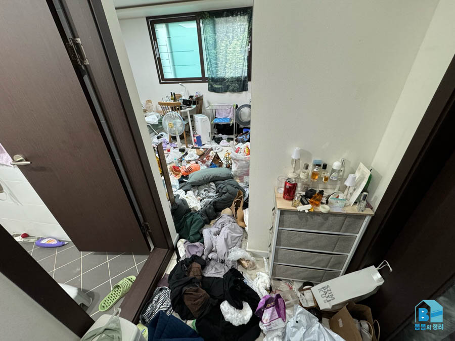 서대문구 홍제동 쓰레기집 거실 바닥에 널린 옷가지 정리 전