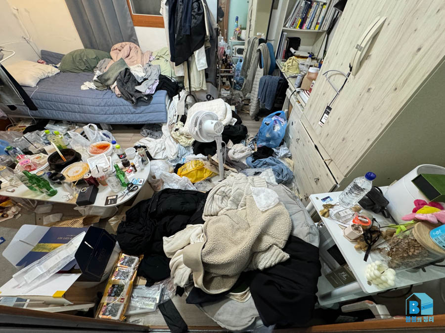금천구 독산동 쓰레기집 옷가지와 배달음식이 쌓인 방 청소 전