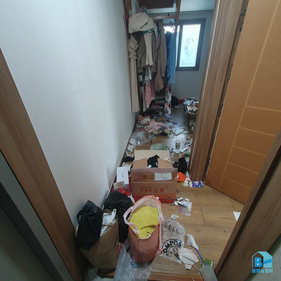 노량진동 쓰레기집 청소 현관 복도 바닥에 널린 옷가지 정리 전