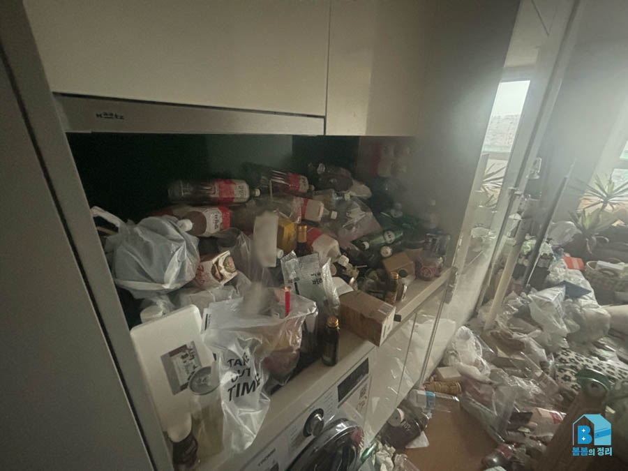 강서구 가양동 주방 배달음식 쓰레기와 페트병 적치