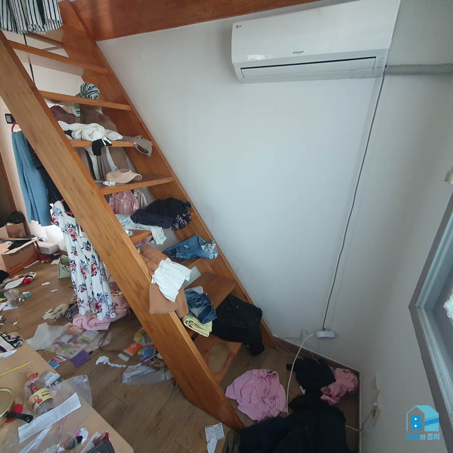 복층 쓰레기집 청소 계단 칸칸이 쌓인 옷가지 정리 전