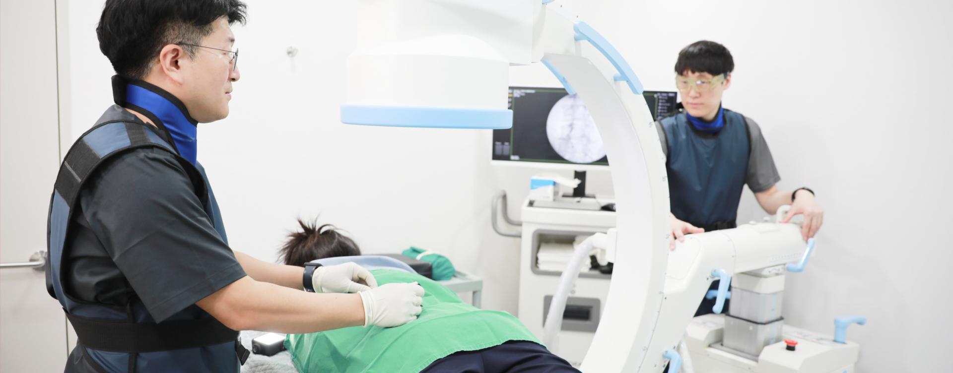 C-arm 주사치료 시술 장면