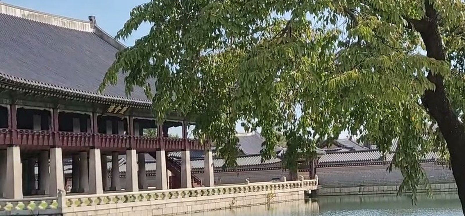 池の水面に映る景福宮の慶会楼