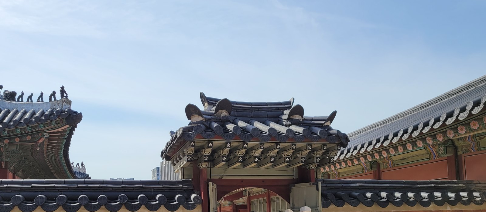 景福宮の脇門。丹青の軒と塀の連なり
