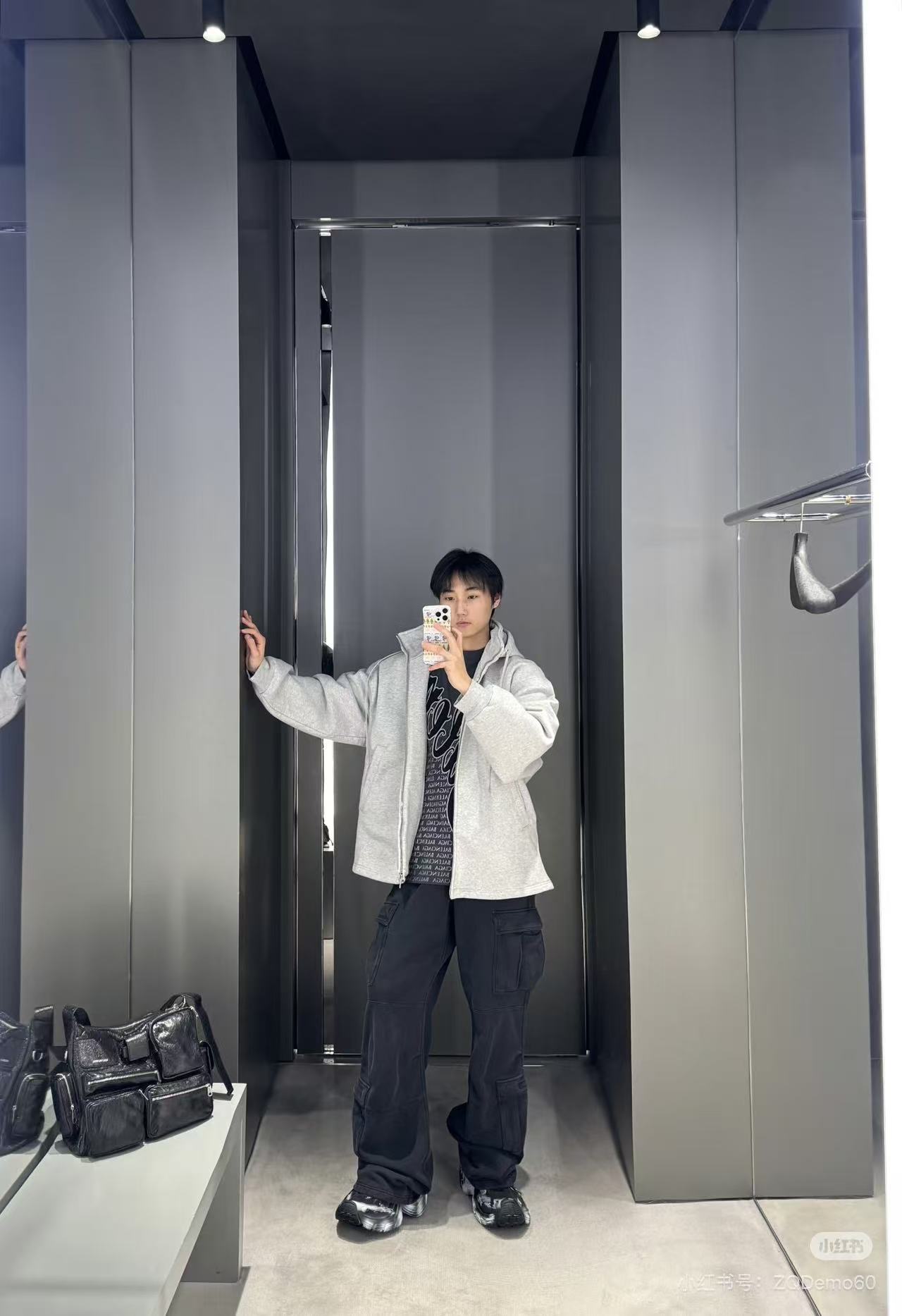 발렌시아가 맨즈 사선 프린팅 반팔티 2컬러