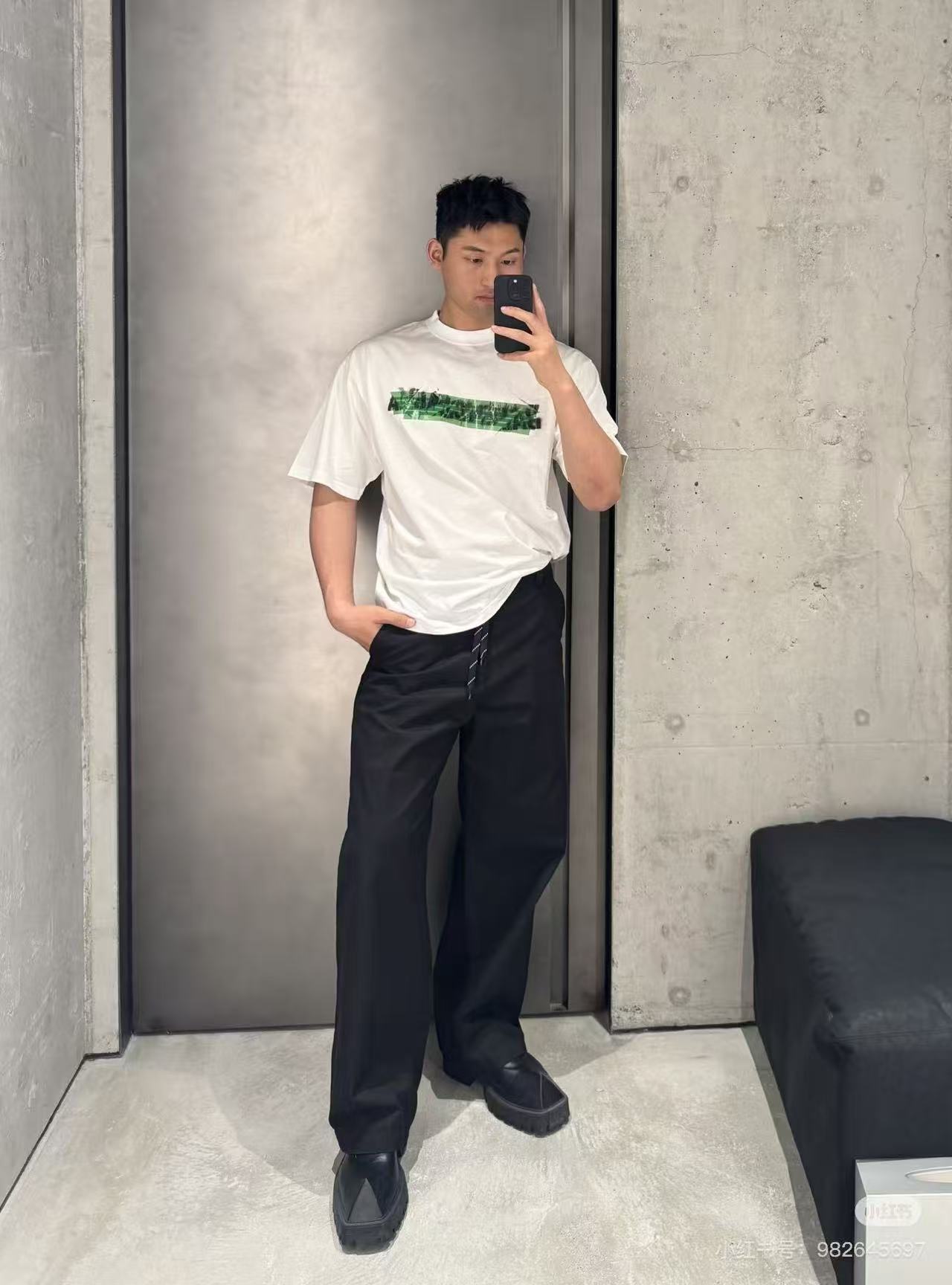 발렌시아가 맨즈 남여공용 레터 반팔티 2컬러