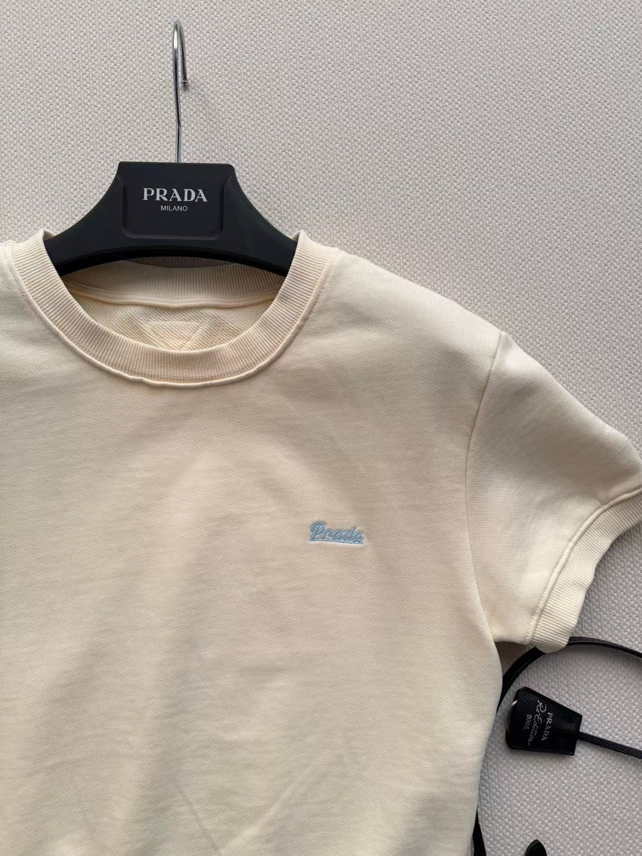 프라다 반팔 크롭 티셔츠