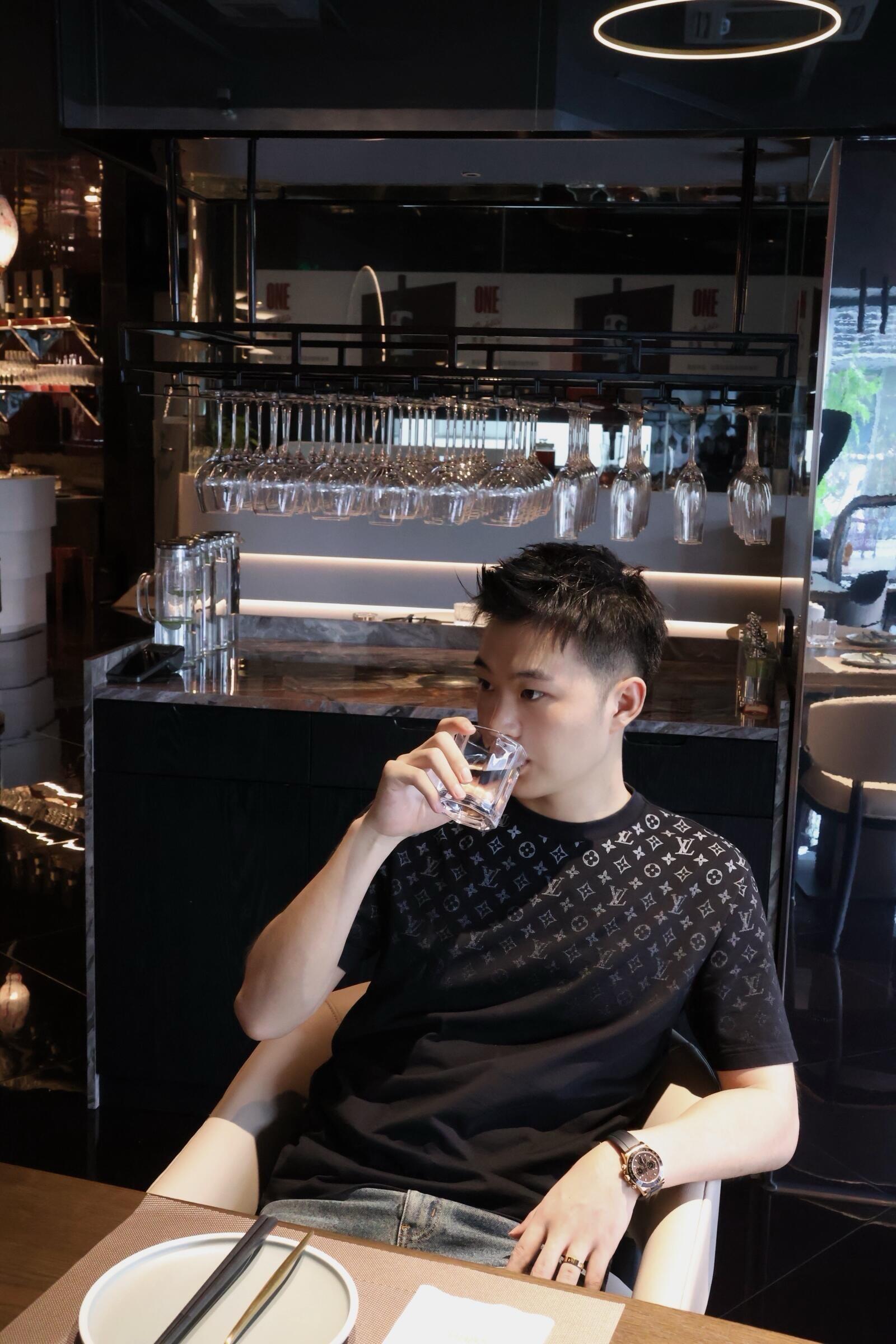 루이비통 맨즈 패턴 반팔티 2컬러