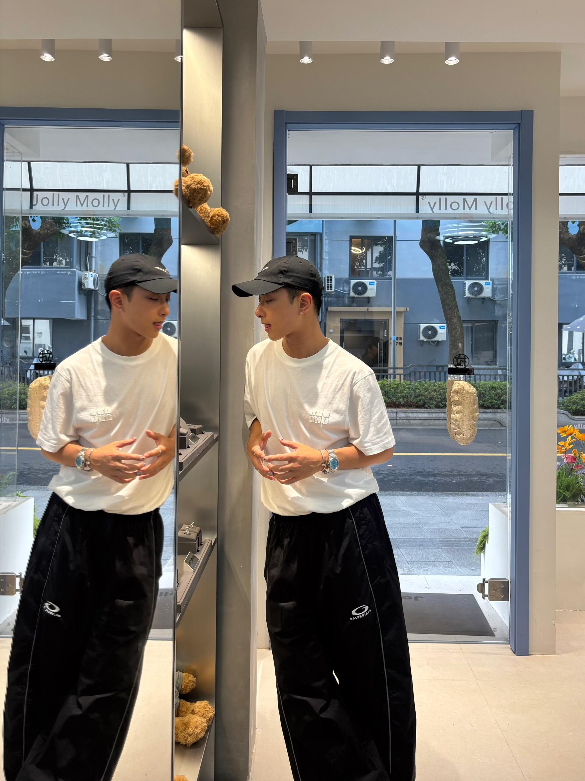 미우미우 맨즈 남여공용 로고 반팔티 2컬러