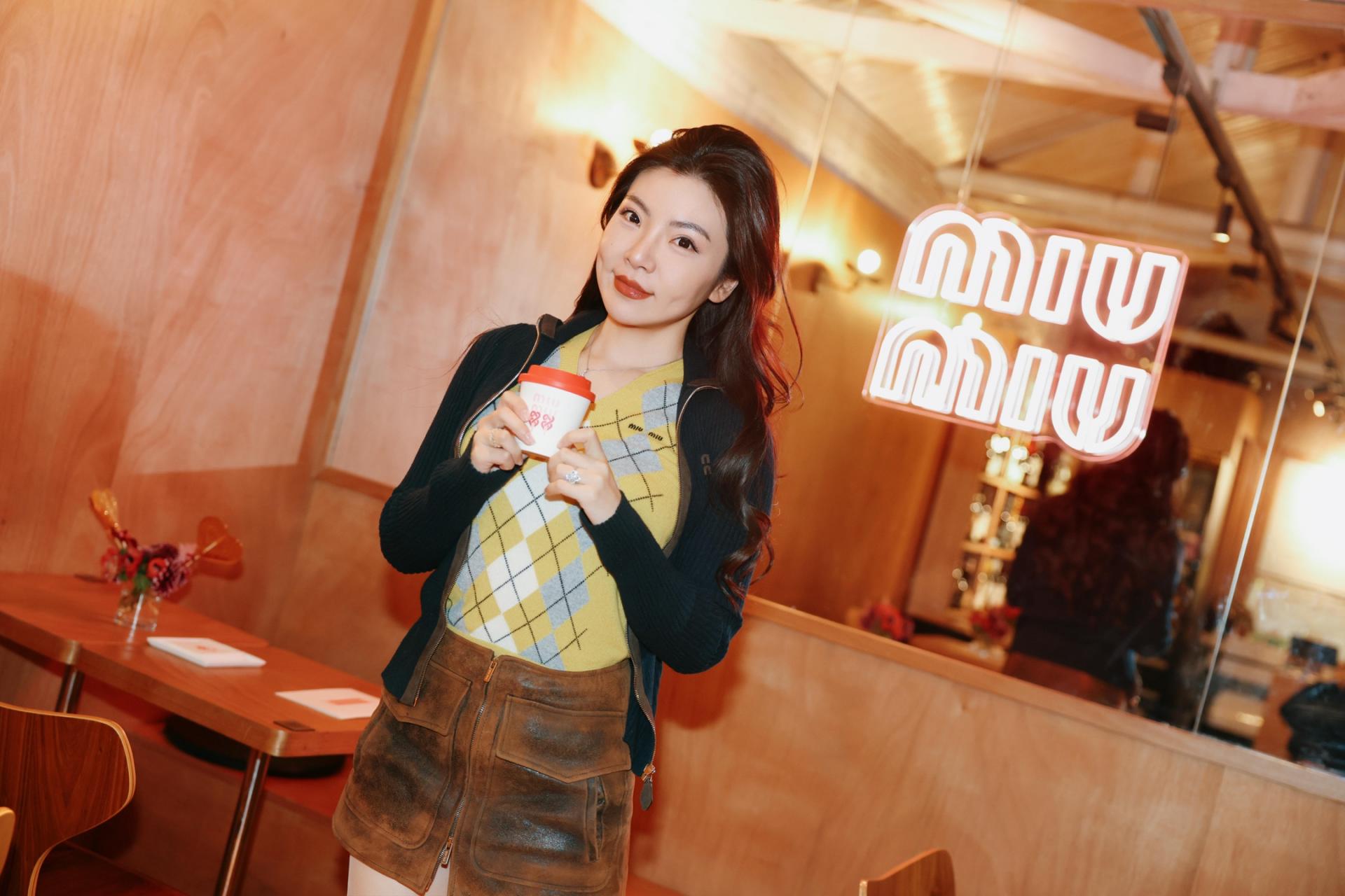 [고퀄]미우미우 빈티지 워싱 미니 스커트