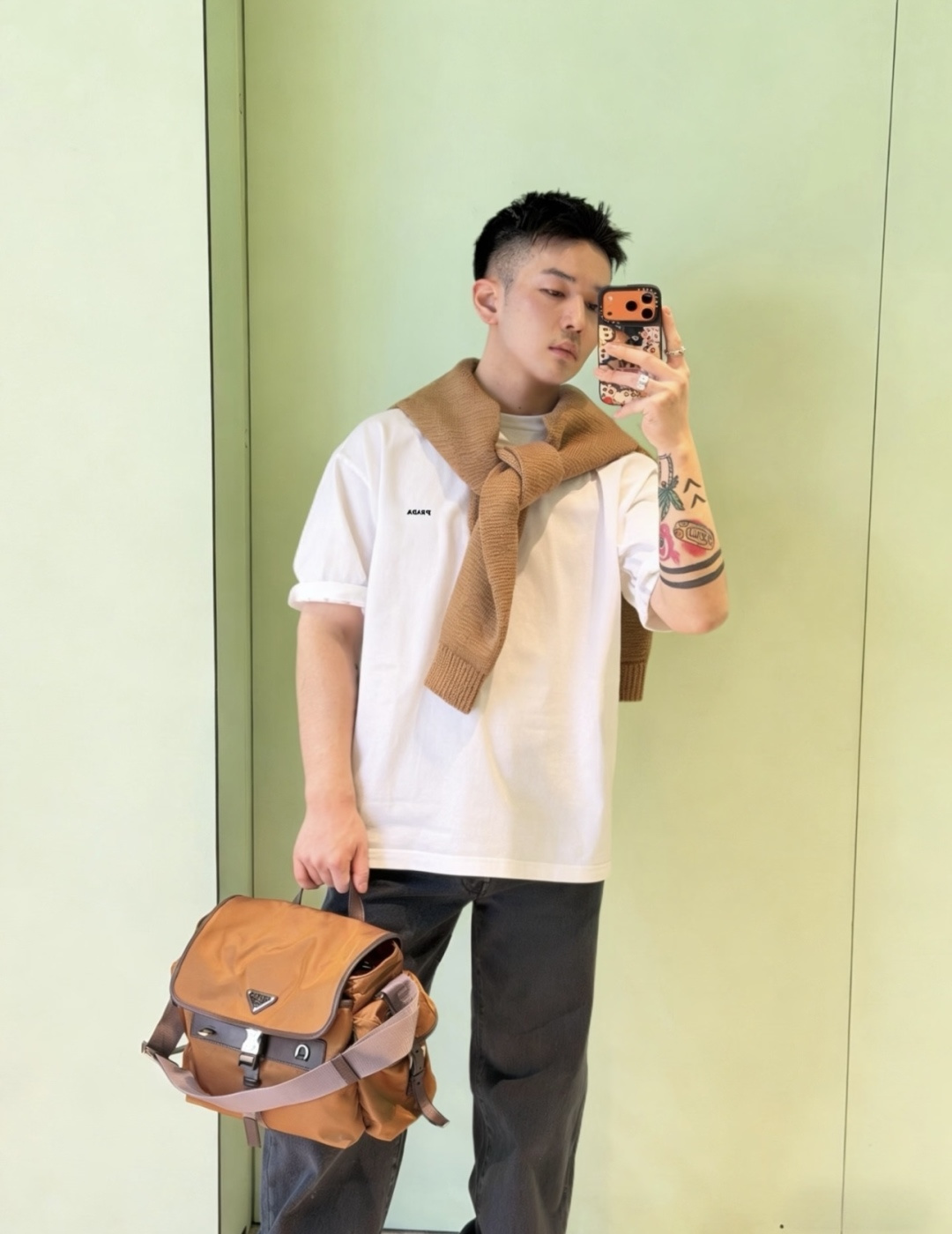 프라다 맨즈 남여공용 로고 반팔티 2컬러