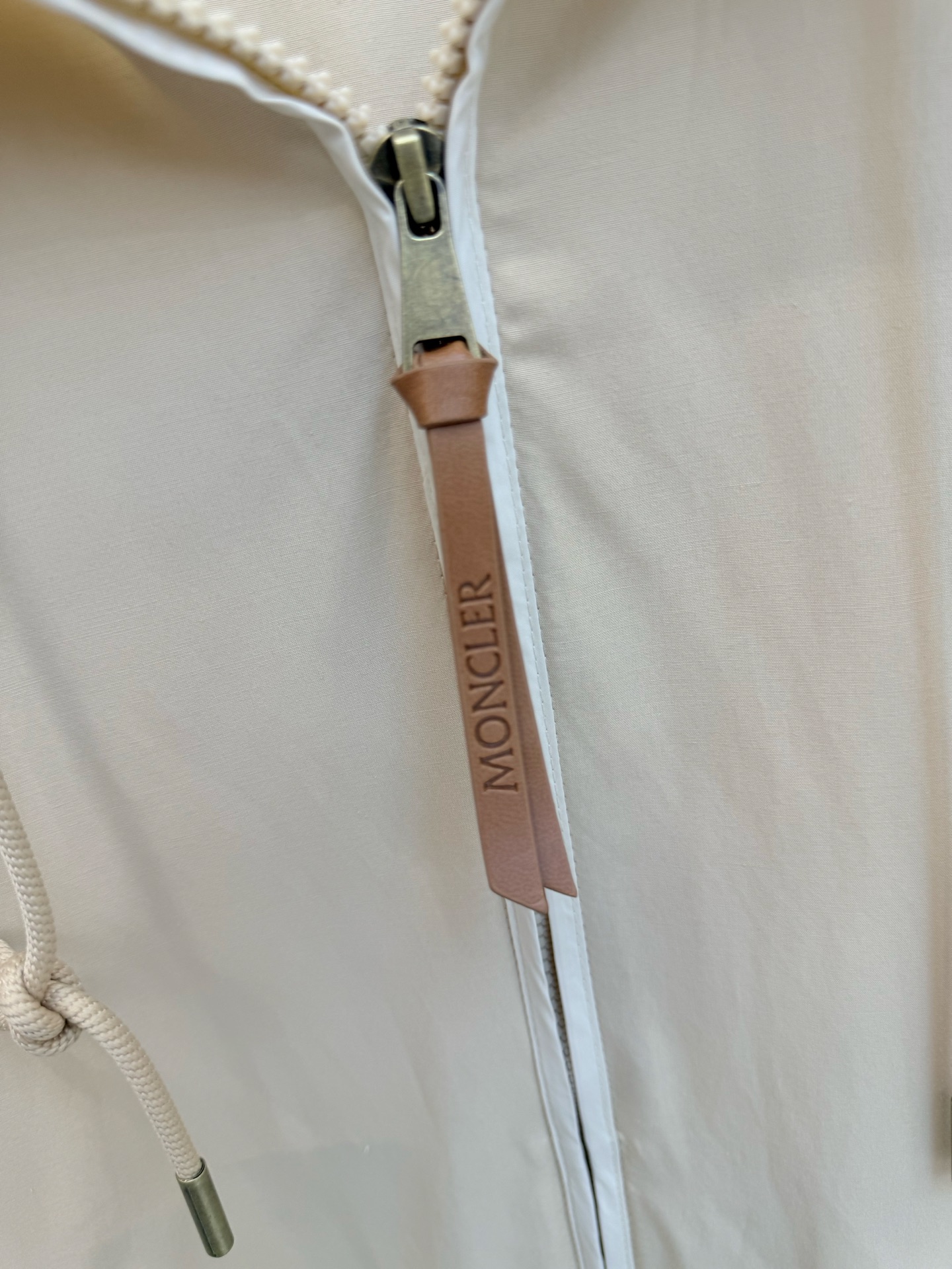 몽클레어 사라센니아 후드 바람막이 3컬러