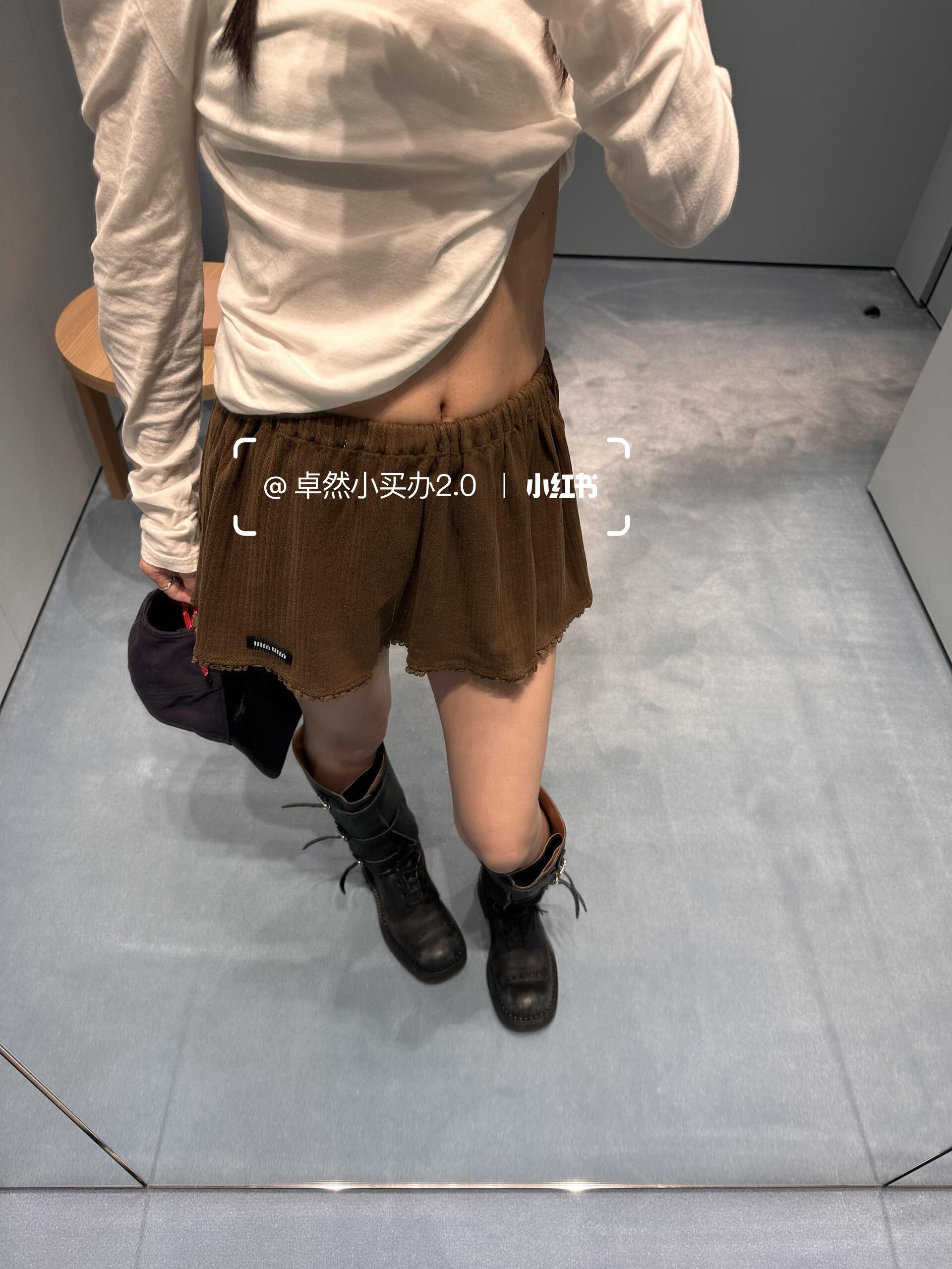 [고퀄]미우미우 미니 플레어 스커트