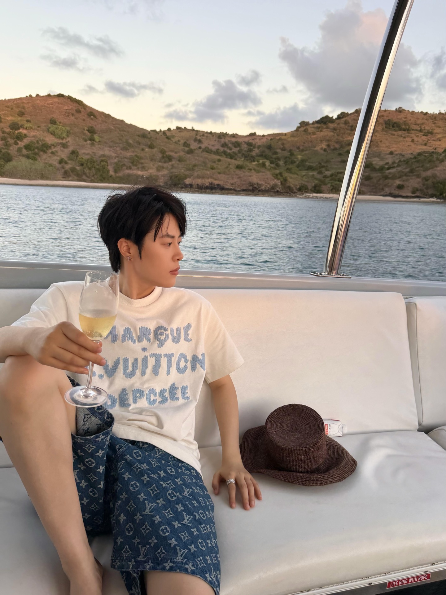 루이비통 맨즈 남여공용 자수 반팔티 2컬러