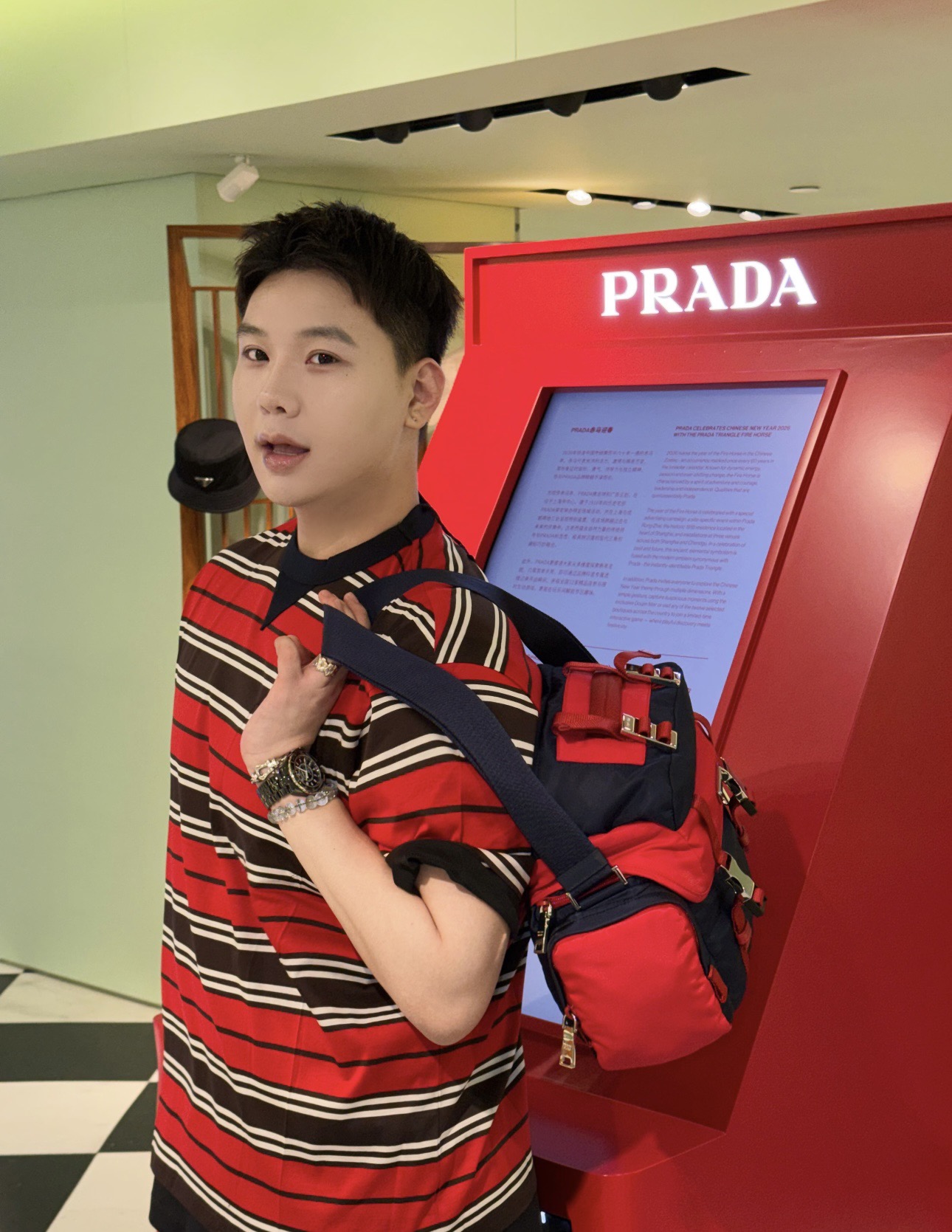 프라다 맨즈 남여공용 스트라이프 반팔티