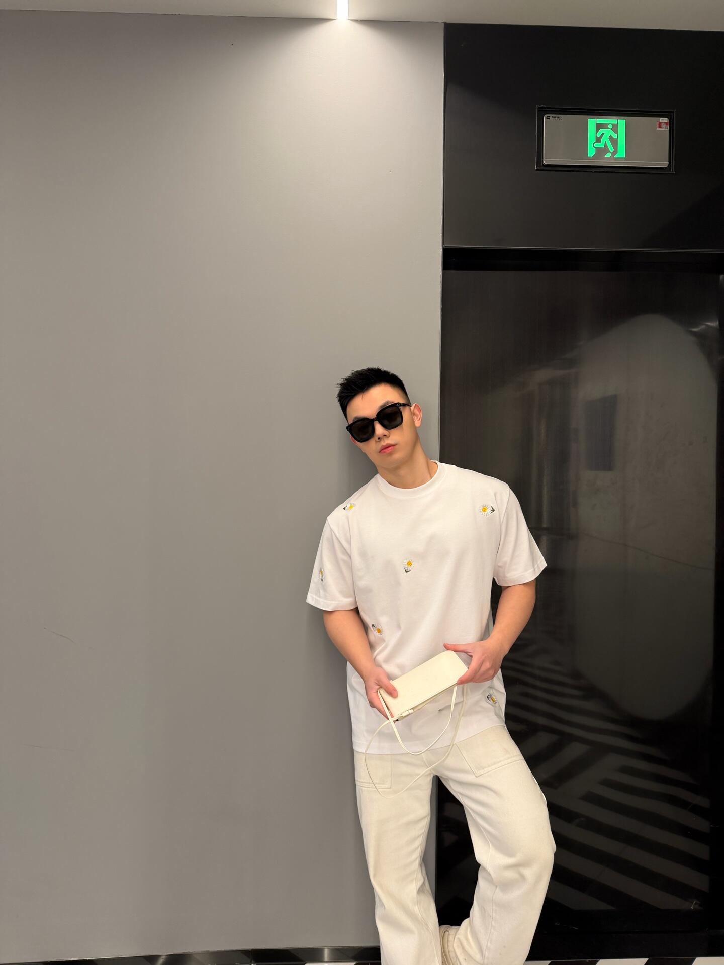 디올 맨즈 데이지 반팔티
