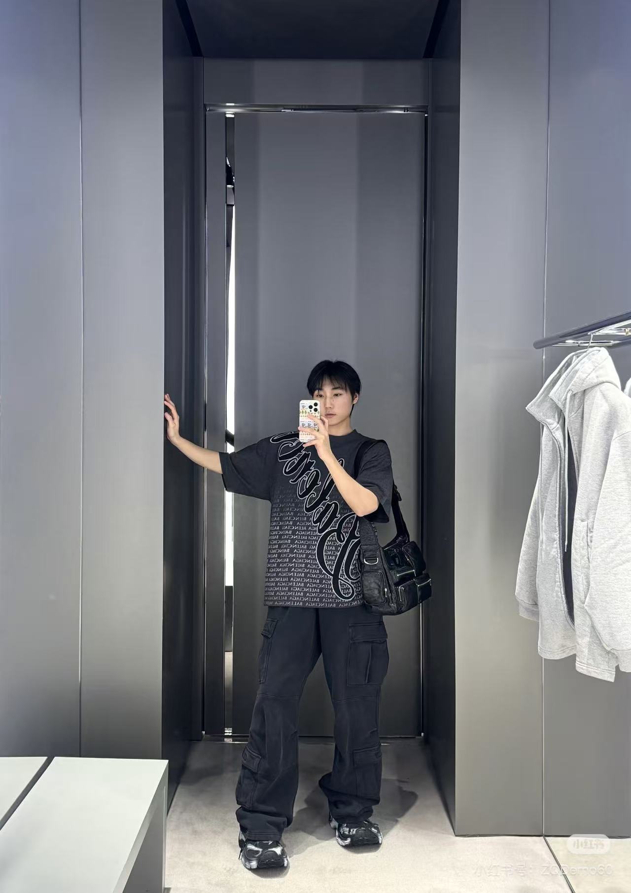 발렌시아가 맨즈 사선 프린팅 반팔티 2컬러