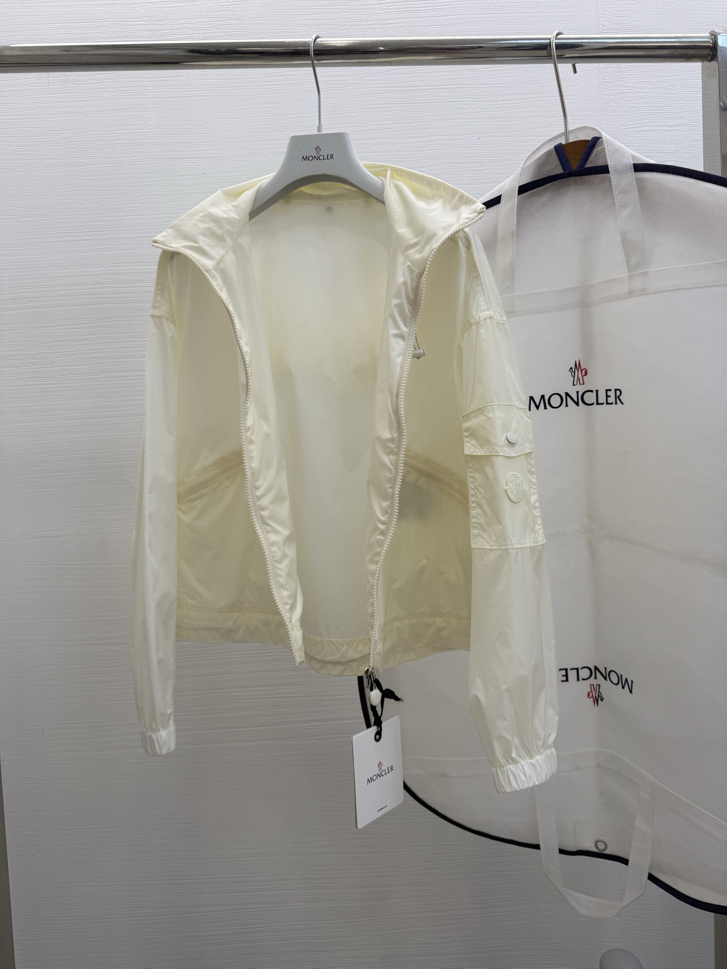 몽클레어 마마시 숏 바람막이