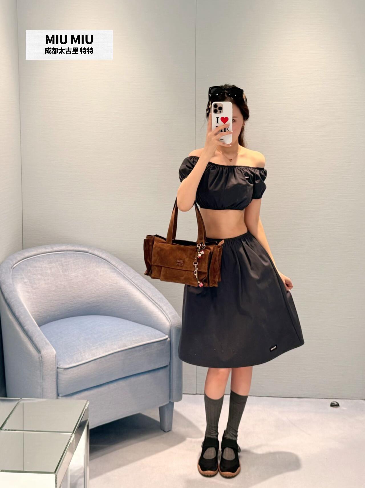 [고퀄]미우미우 퍼프 크롭 오프숄더 반팔 티셔츠 스커트 셋업
