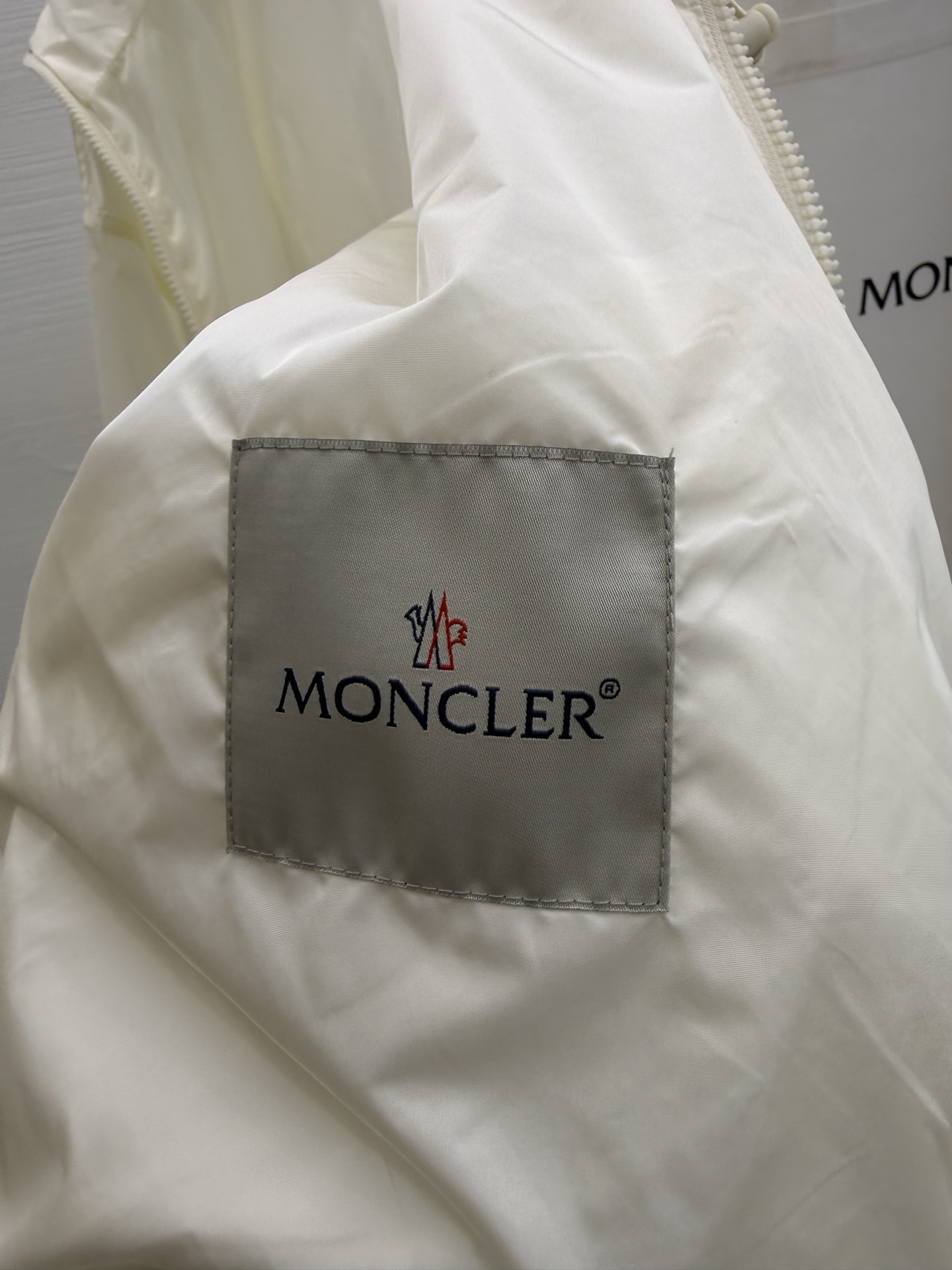 몽클레어 마마시 숏 바람막이